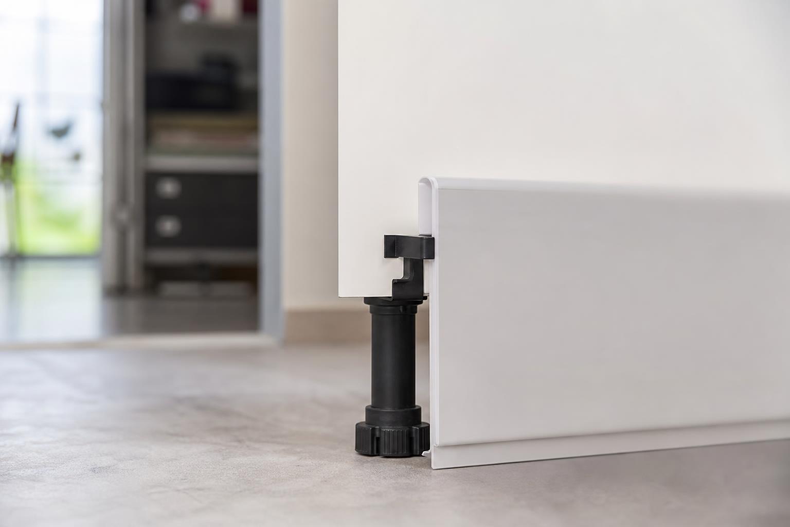 Clip de fixation pour plinthe de cuisine monté sur un pied de meuble