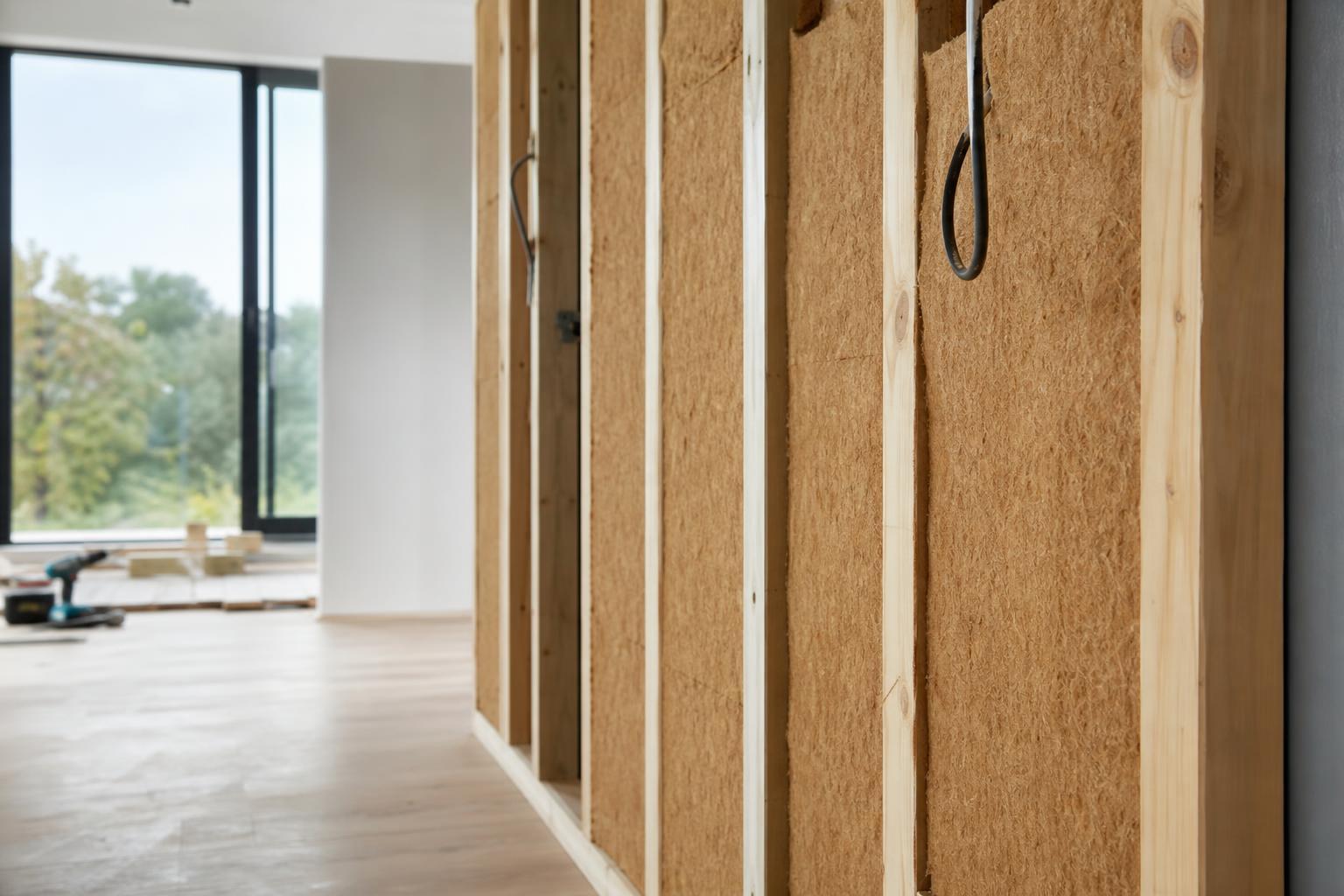 Cloison intérieure en bois isolée à la fibre de bois pour le confort acoustique