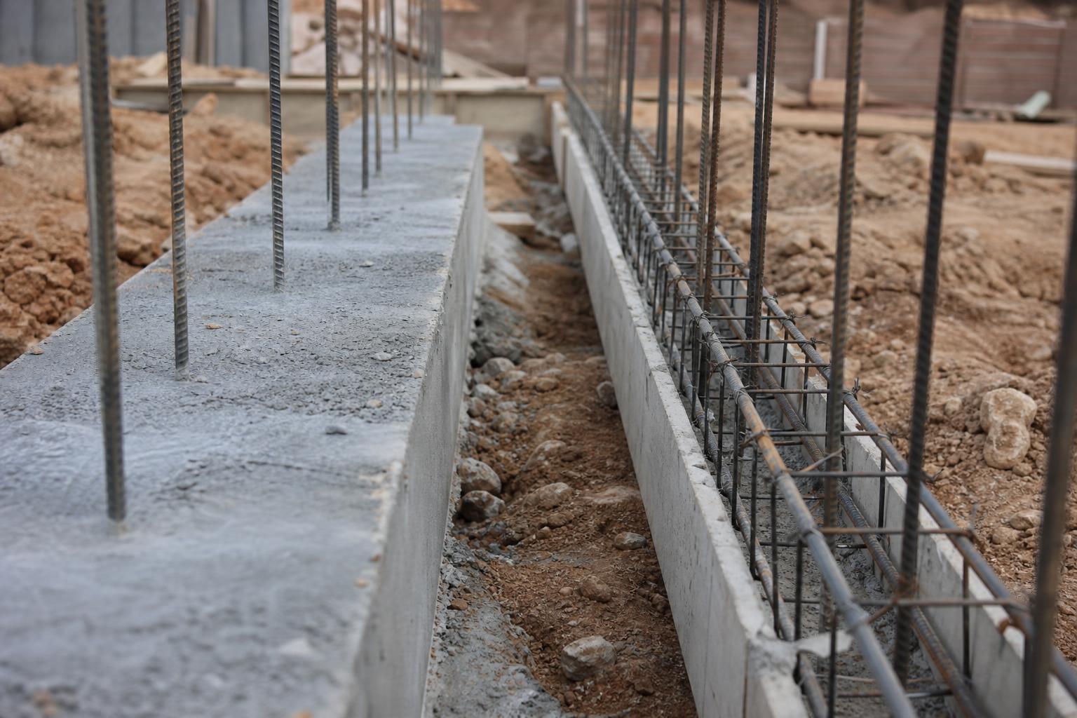 Comparaison entre une longrine épaisse et un chaînage fin sur un chantier