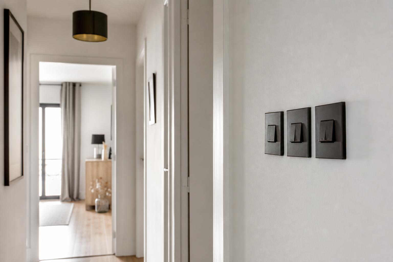 Couloir équipé de trois commandes pour un même point lumineux