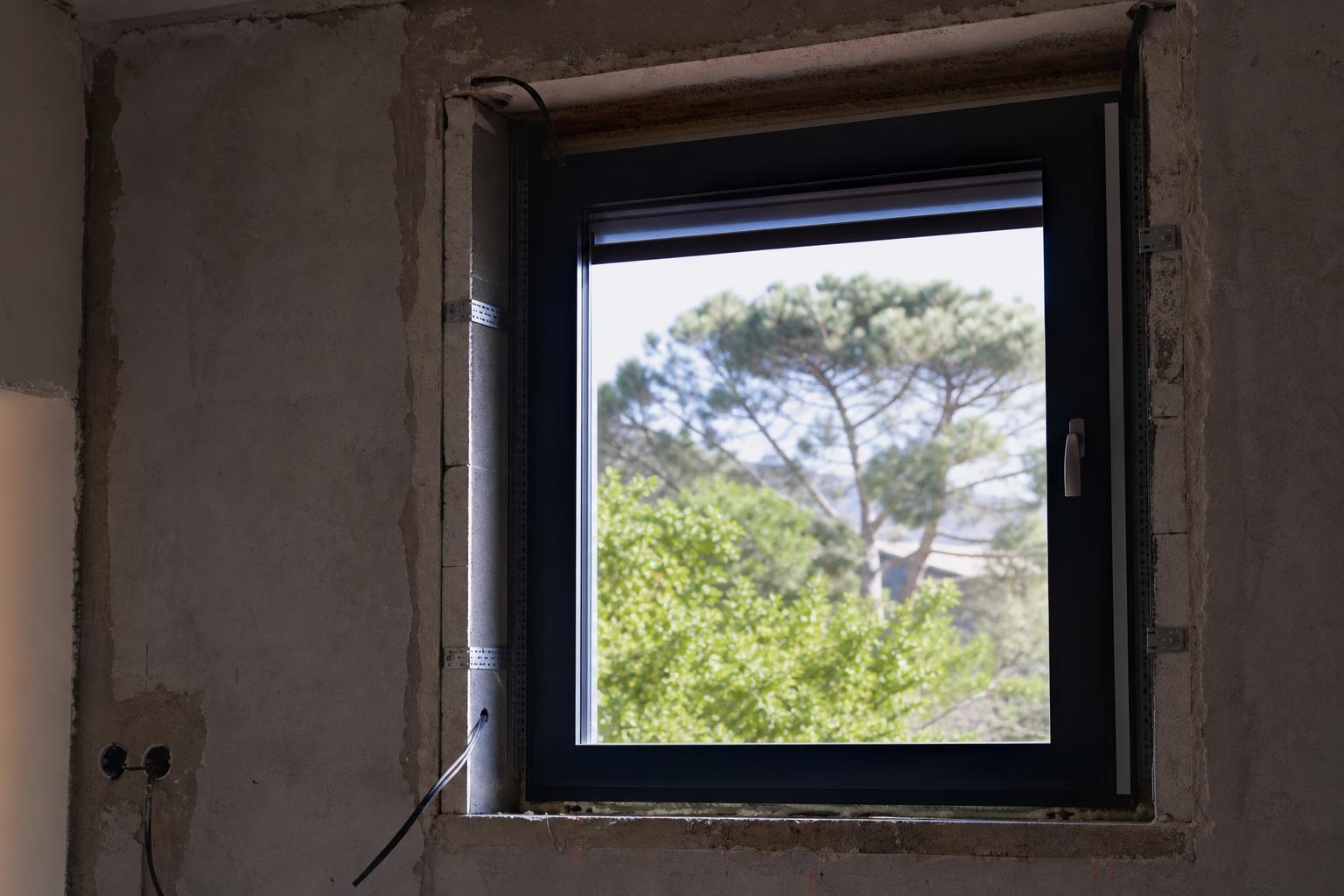 Embrasure de fenêtre brute dans un mur, avant habillage en placo