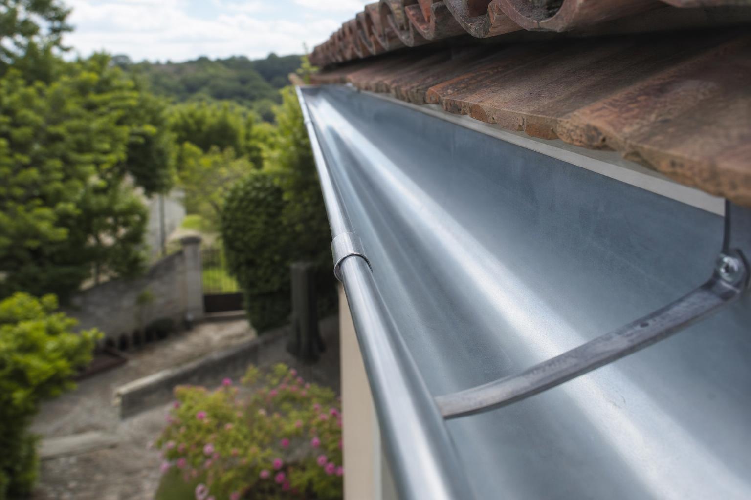 Gouttière en zinc entretenue et étanche après réparation