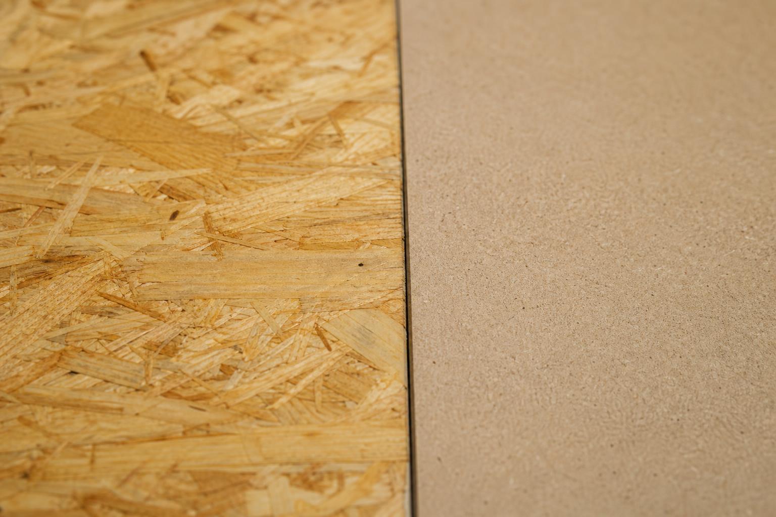 Gros plan comparant la texture d'un panneau OSB et la surface lisse d'un aggloméré