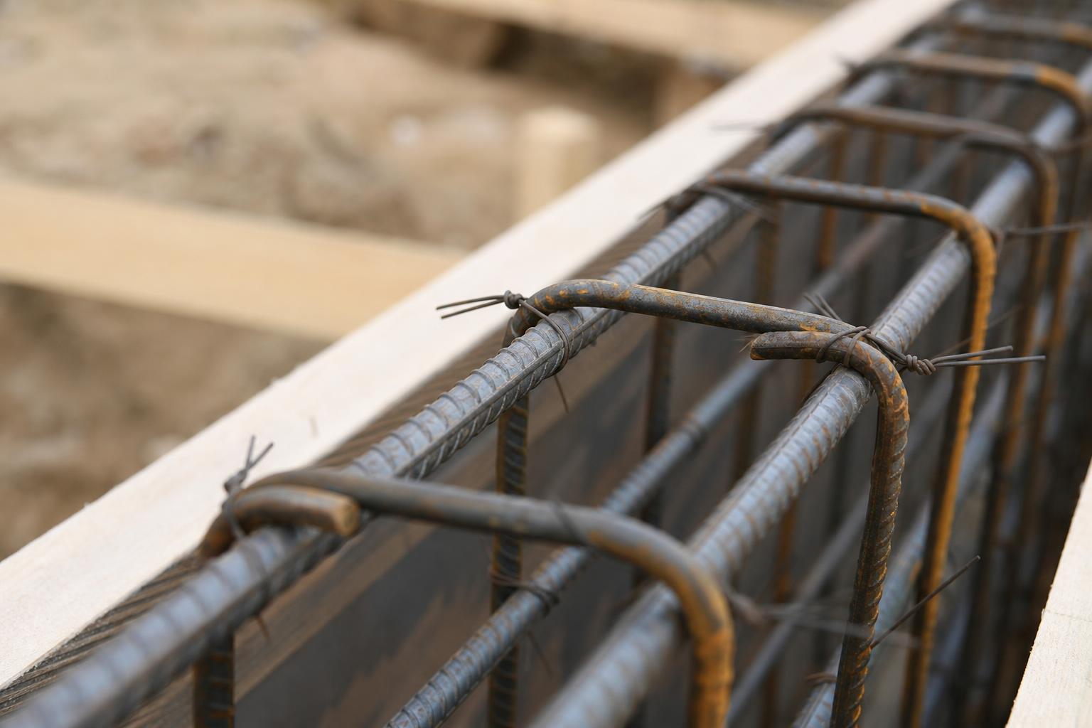 Gros plan sur des aciers HA ligaturés au fil de fer pour une longrine en béton armé