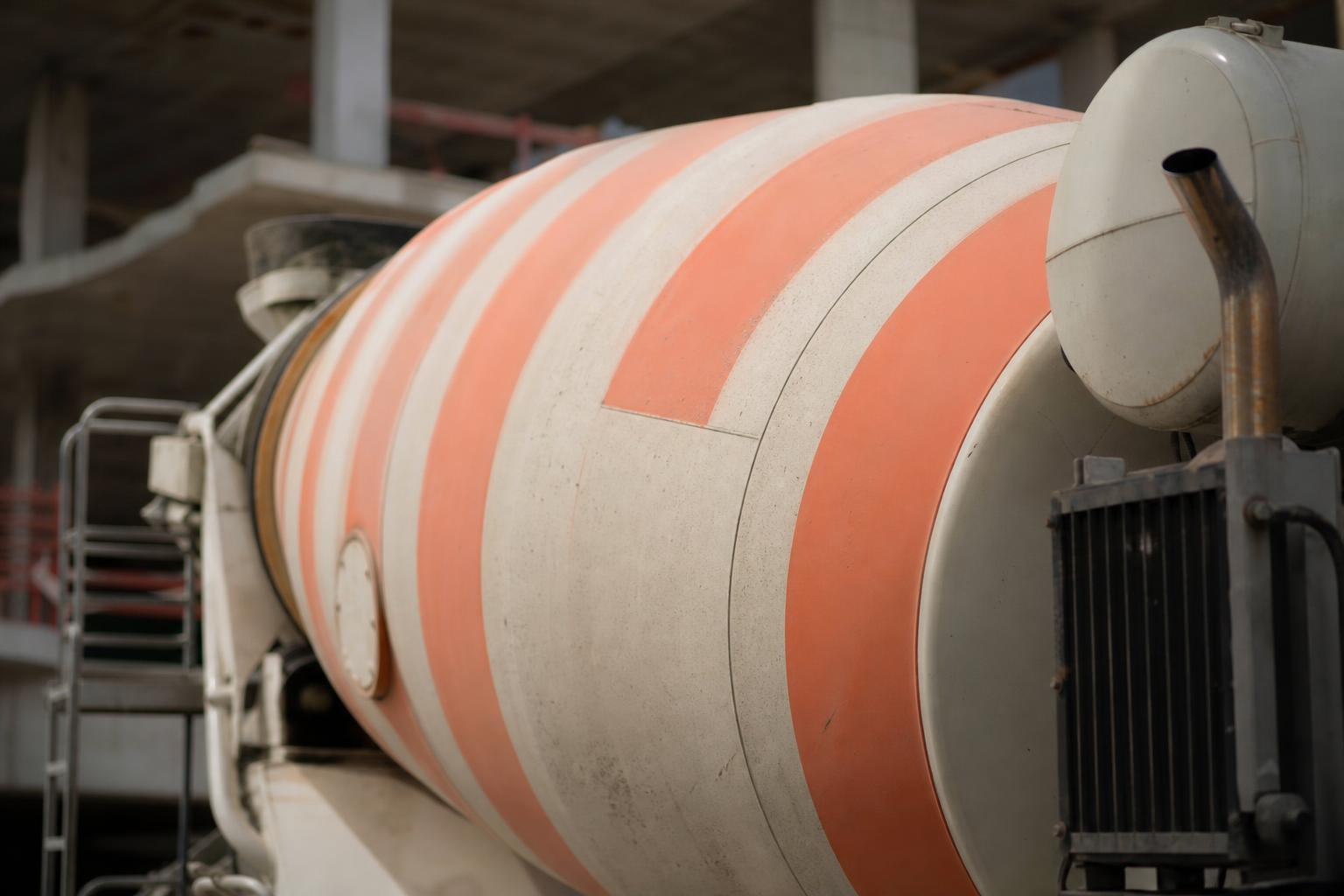 Gros plan sur la cuve rotative d'un camion malaxeur sur un chantier