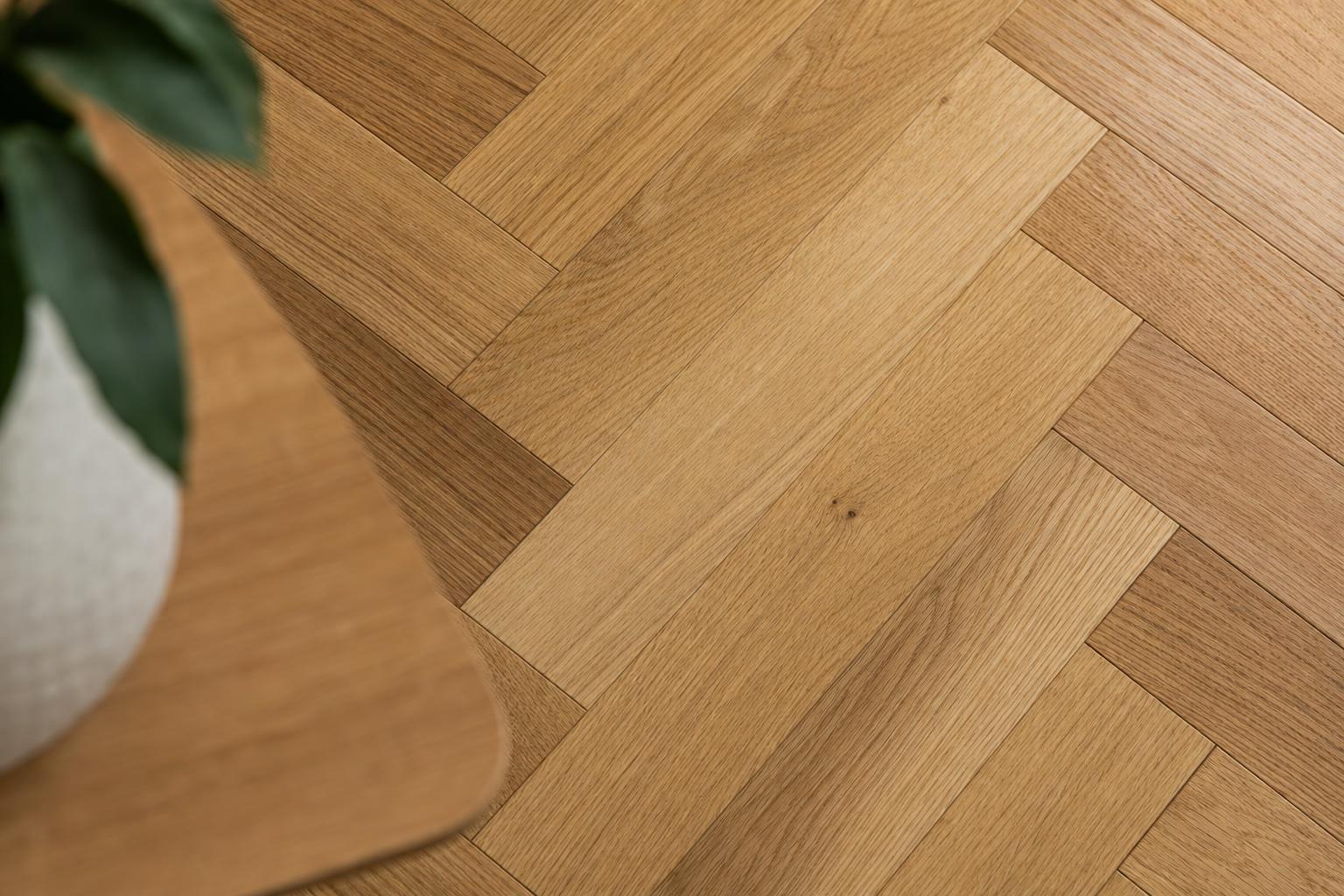 Gros plan sur un parquet à bâton rompu en chêne posé à angle droit