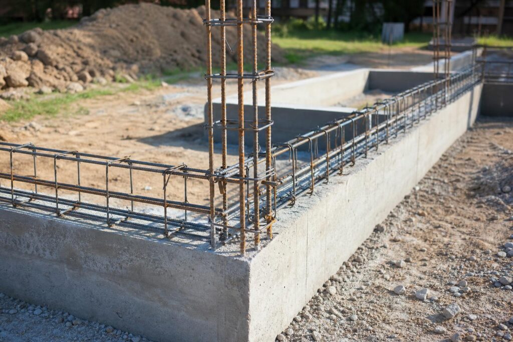 Longrine de fondation et chaînage en béton armé sur un chantier de maison