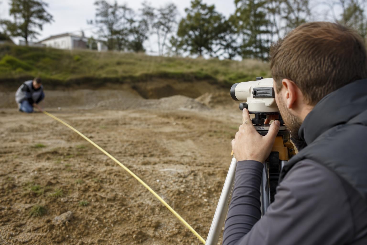 Mesure de la pente d'un terrain à la règle de niveau et au mètre ruban