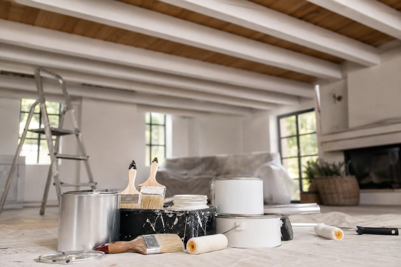 Pots de peinture, sous-couche et pinceaux préparés pour peindre des poutres