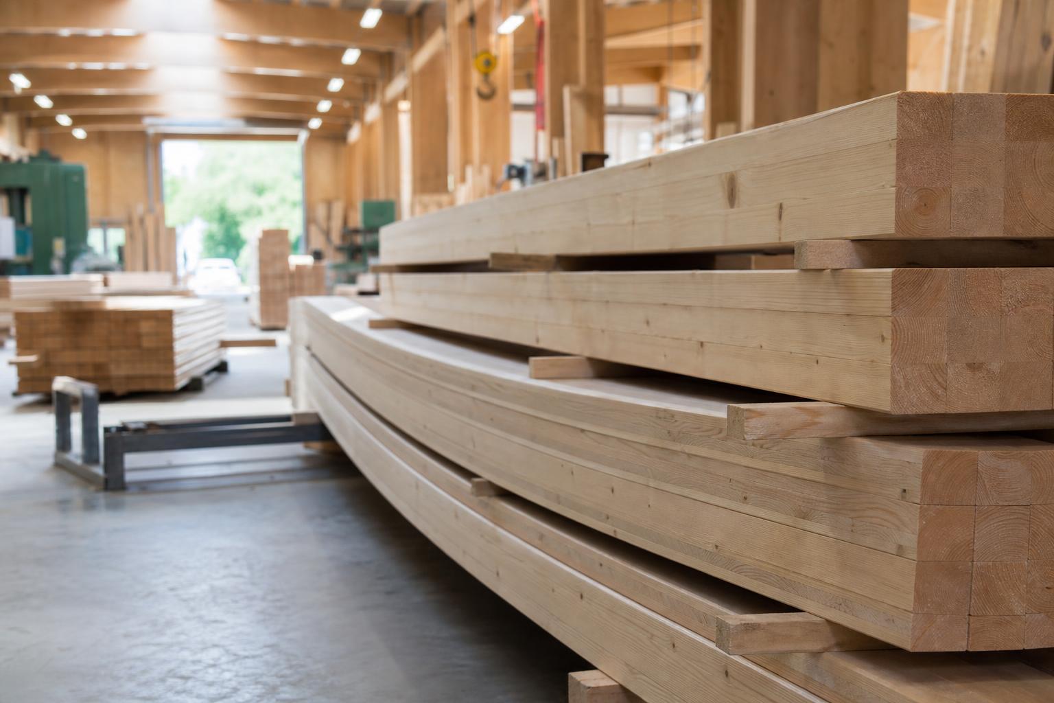 Poutres de bois de structure et poteaux lamellé-collé empilés dans un atelier