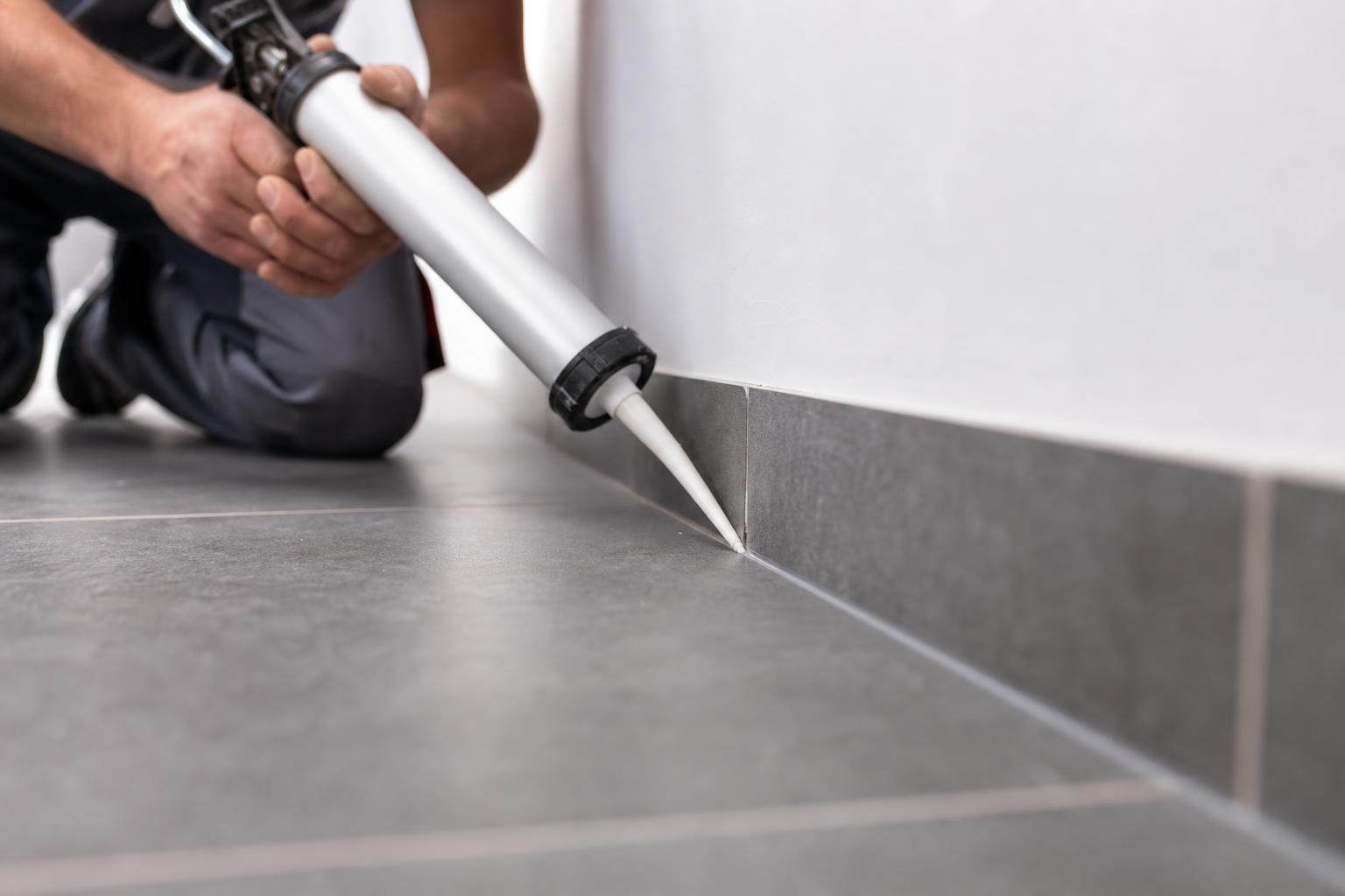 Réalisation des joints entre plinthes en carrelage et finition au silicone