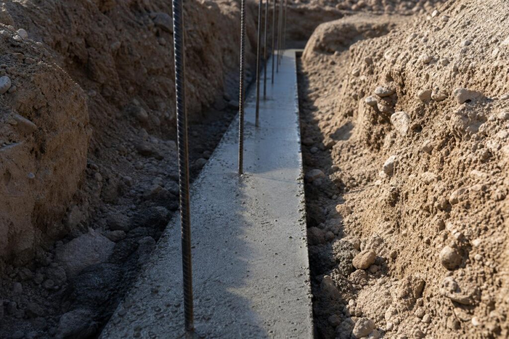 Semelle filante en béton armé coulée dans une tranchée de fondation