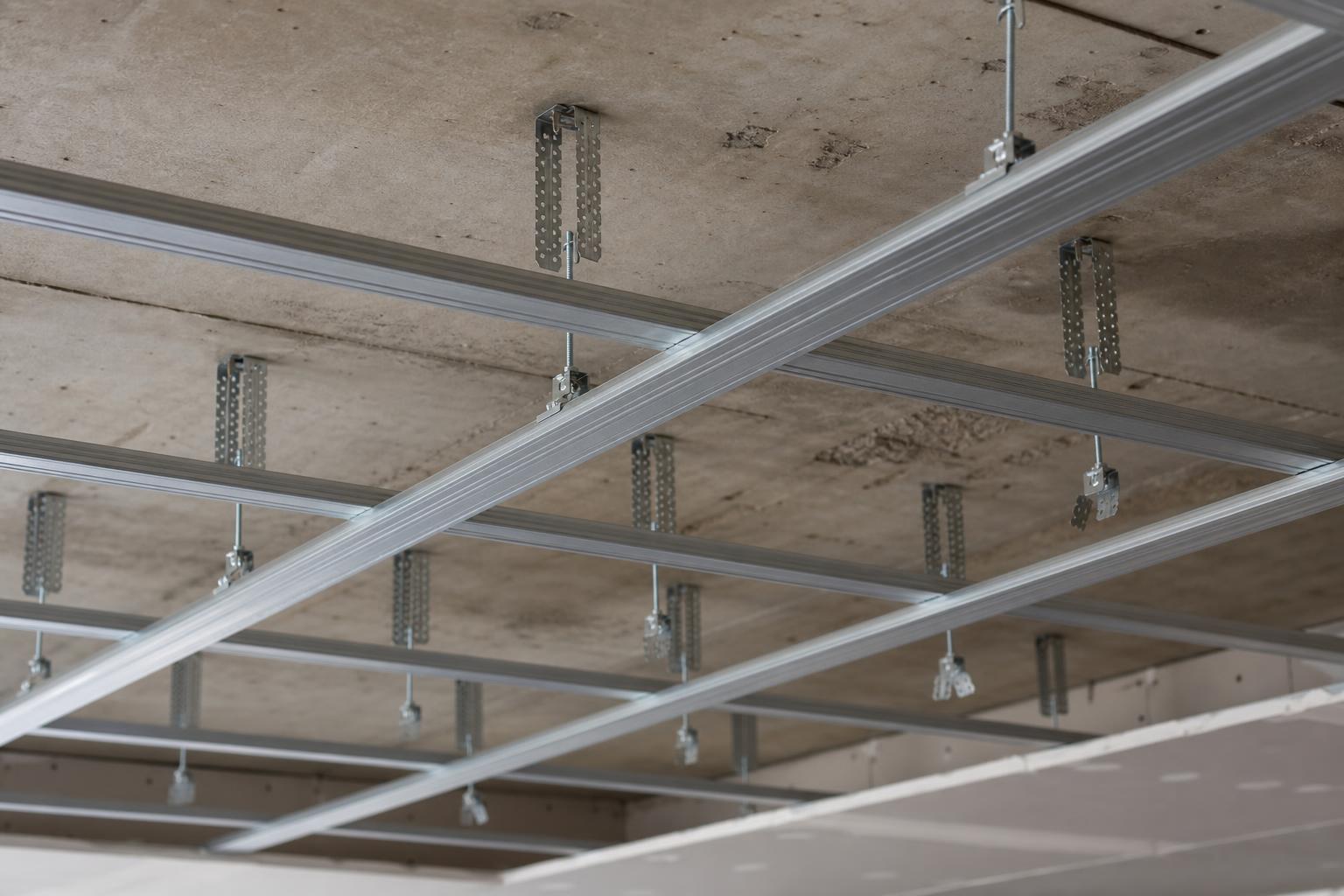 Structure d'un faux plafond en placo avec suspentes métalliques